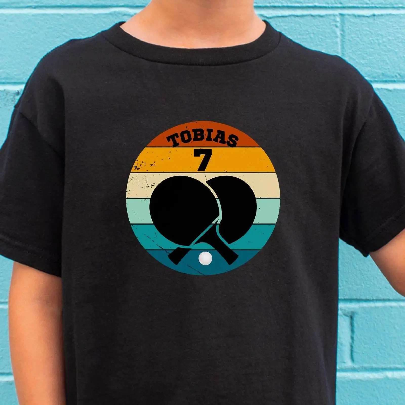 Table Tennis Name - 男の子用卓球誕生日シャツ、名前と番号をパーソナライズしたラケットTシャツ、ヴィンテージウォッシュ加工デザイナー服、ソフトストレッチ素材